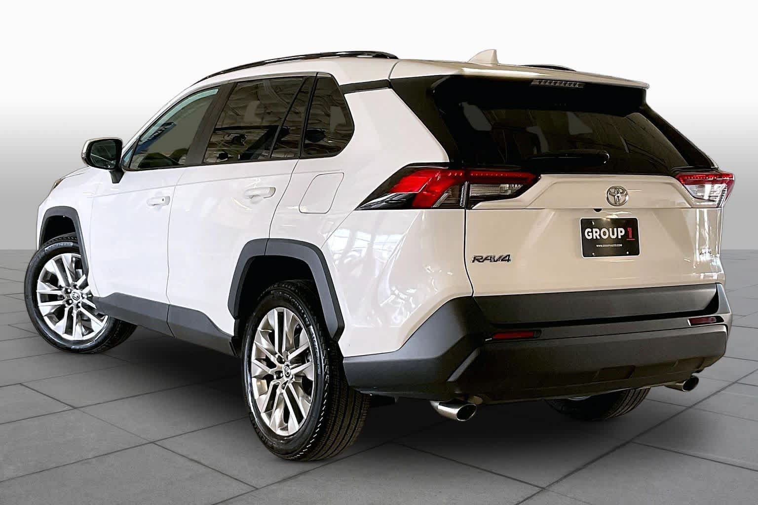 Used 2020 Toyota RAV4 XLE Premium FWD image 11