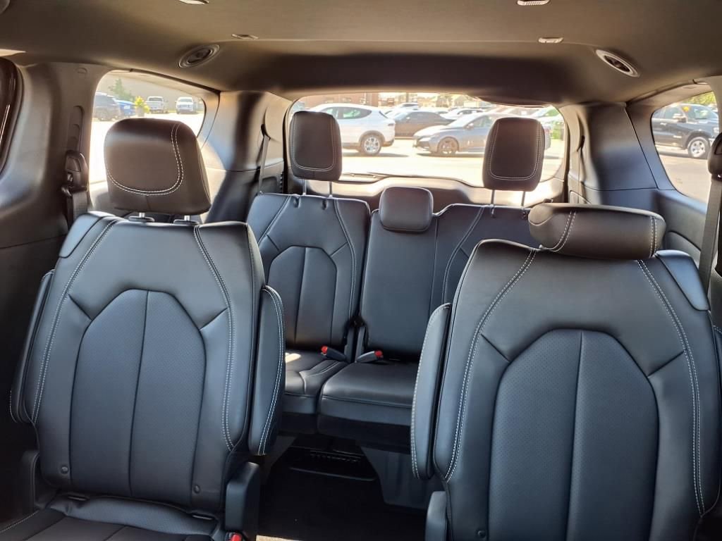 New 2026 Chrysler Pacifica Select image 16