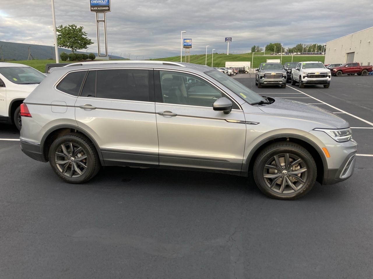 Used 2024 Volkswagen Tiguan SE AWD/4WD image 8