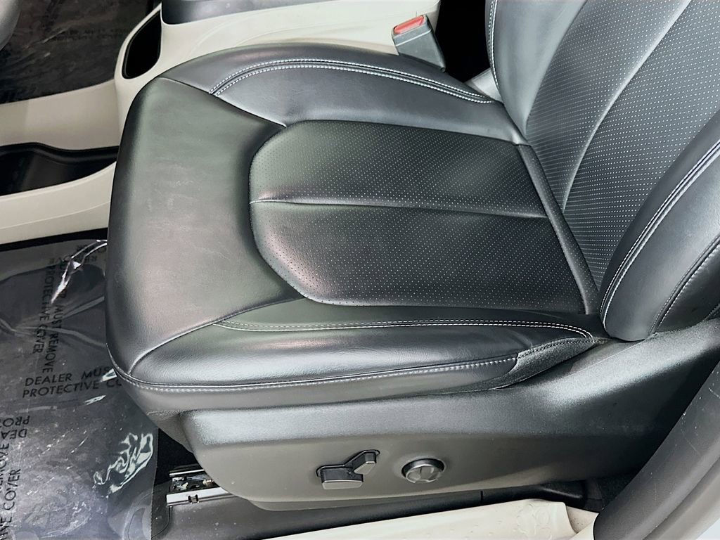 Used 2023 Chrysler Pacifica Touring-L image 29