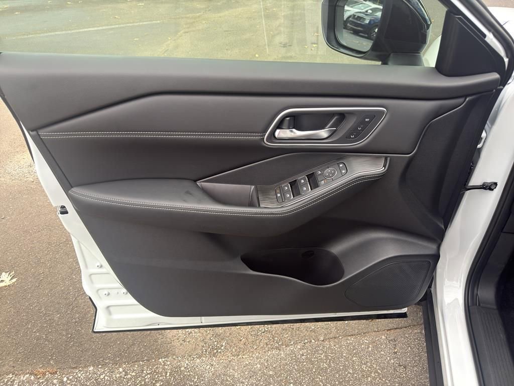 New 2026 Nissan Rogue Platinum image 17