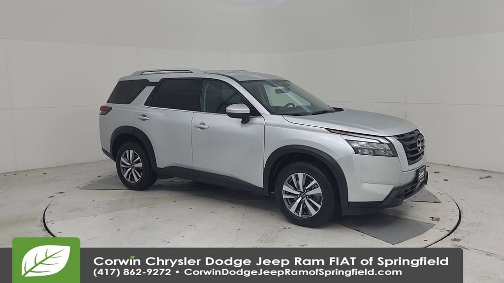 Used 2025 Nissan Pathfinder SL image 2