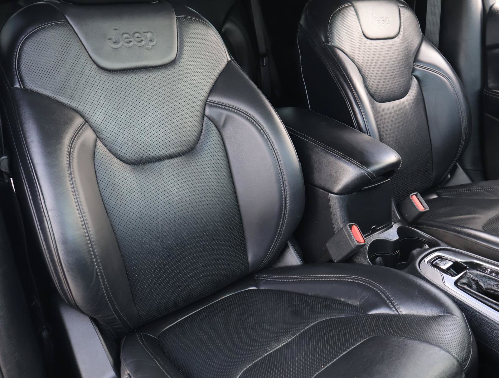 Used 2019 Jeep Cherokee Limited w/ Technology Group FWD image 18