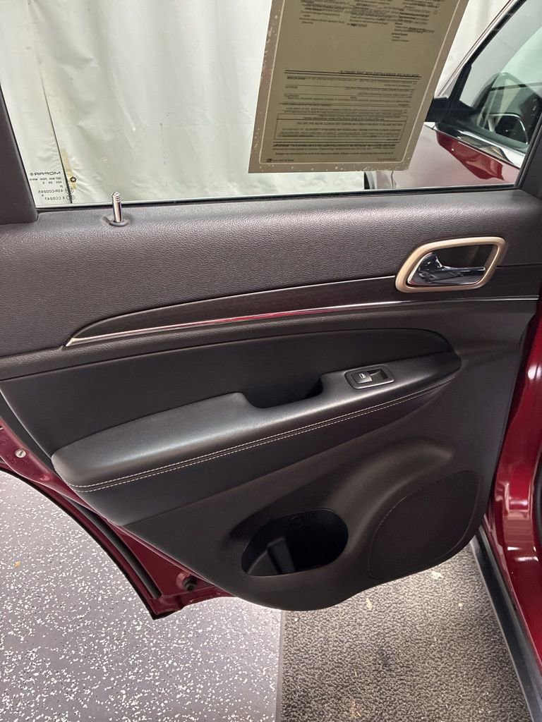 Used 2015 Jeep Grand Cherokee Limited w/ Luxury Group II image 27