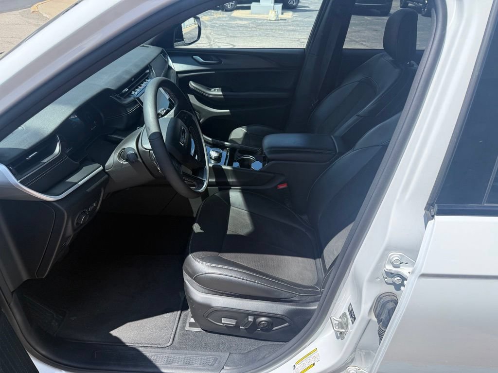 Used 2023 Jeep Grand Cherokee Altitude AWD/4WD image 24