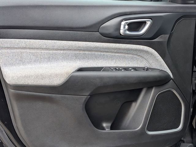 Used 2023 Jeep Compass Latitude image 14