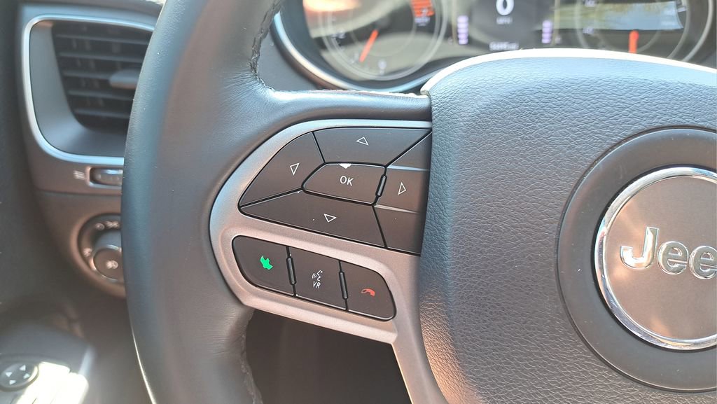 Used 2019 Jeep Cherokee Latitude Plus w/ Comfort/Convenience Group FWD image 25