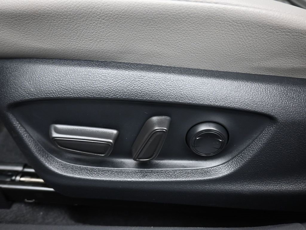 Used 2023 Toyota Camry SE image 12