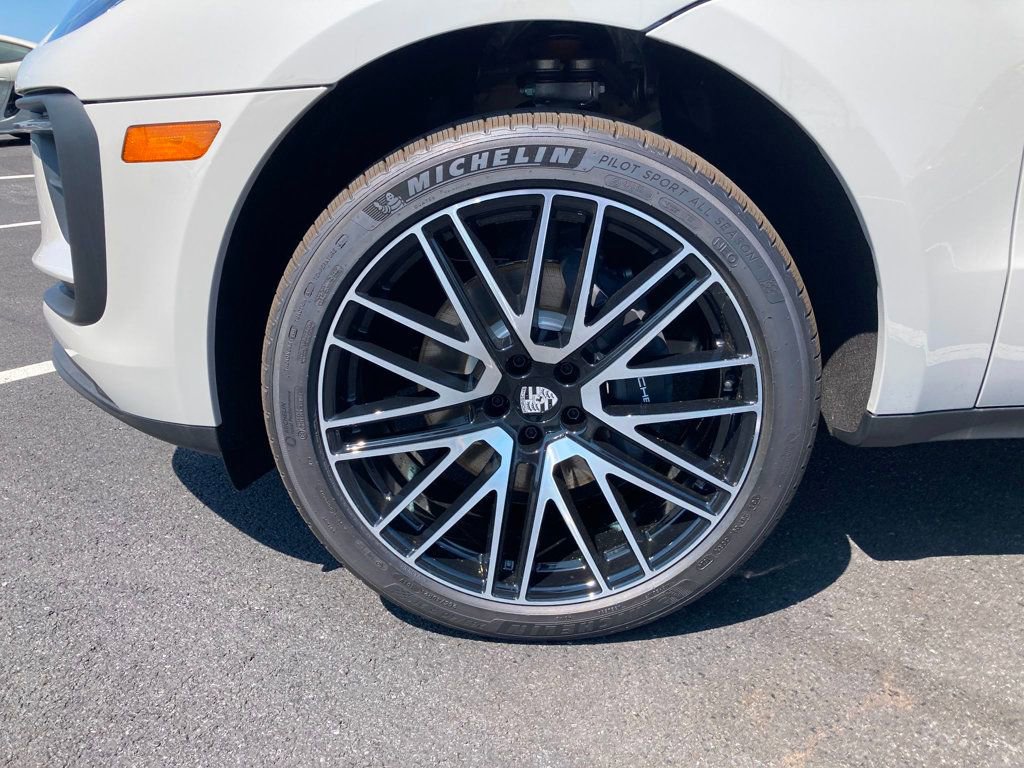Certified 2025 Porsche Macan image 6