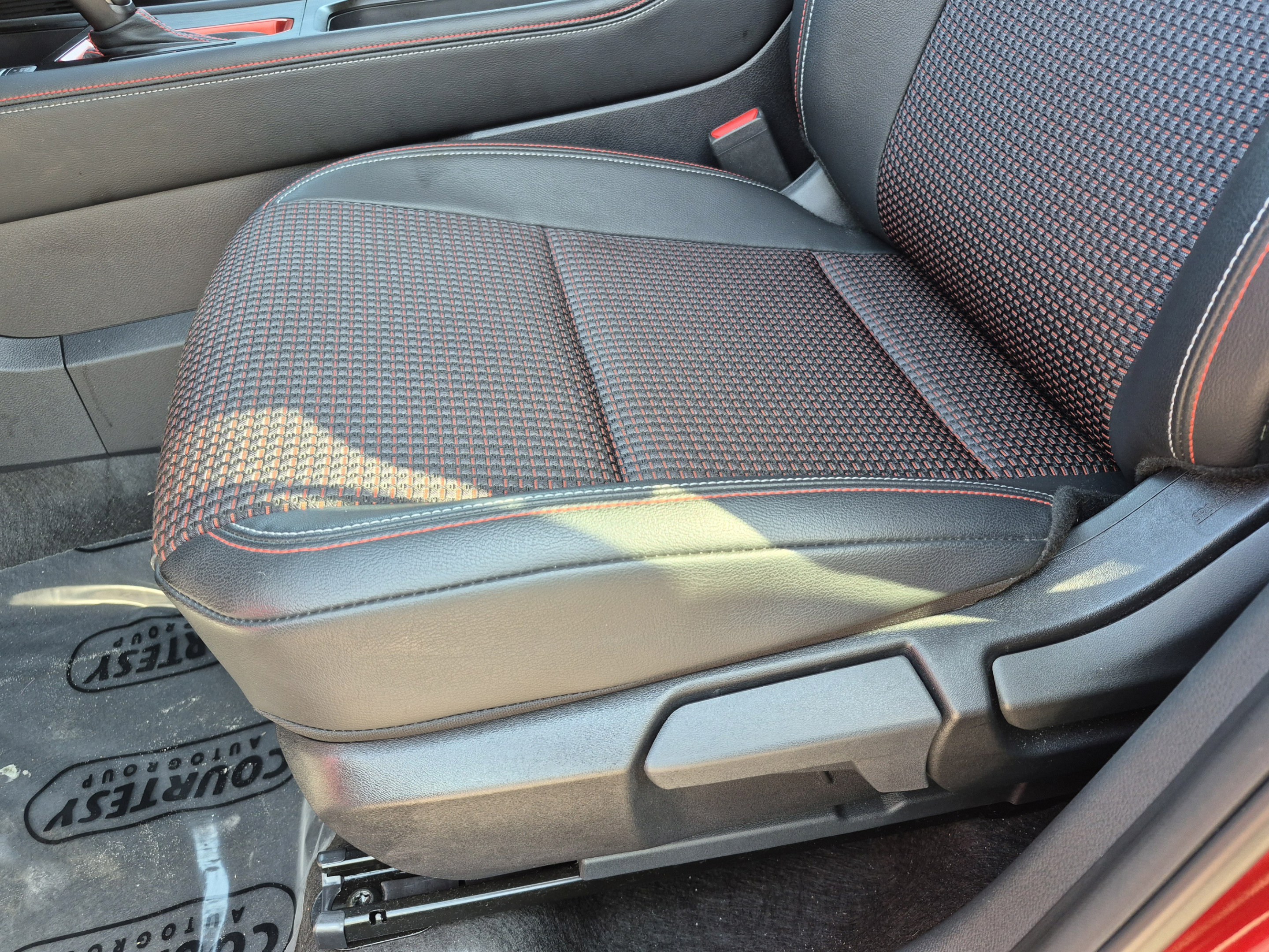 Certified 2025 Nissan Kicks SR FWD image 21