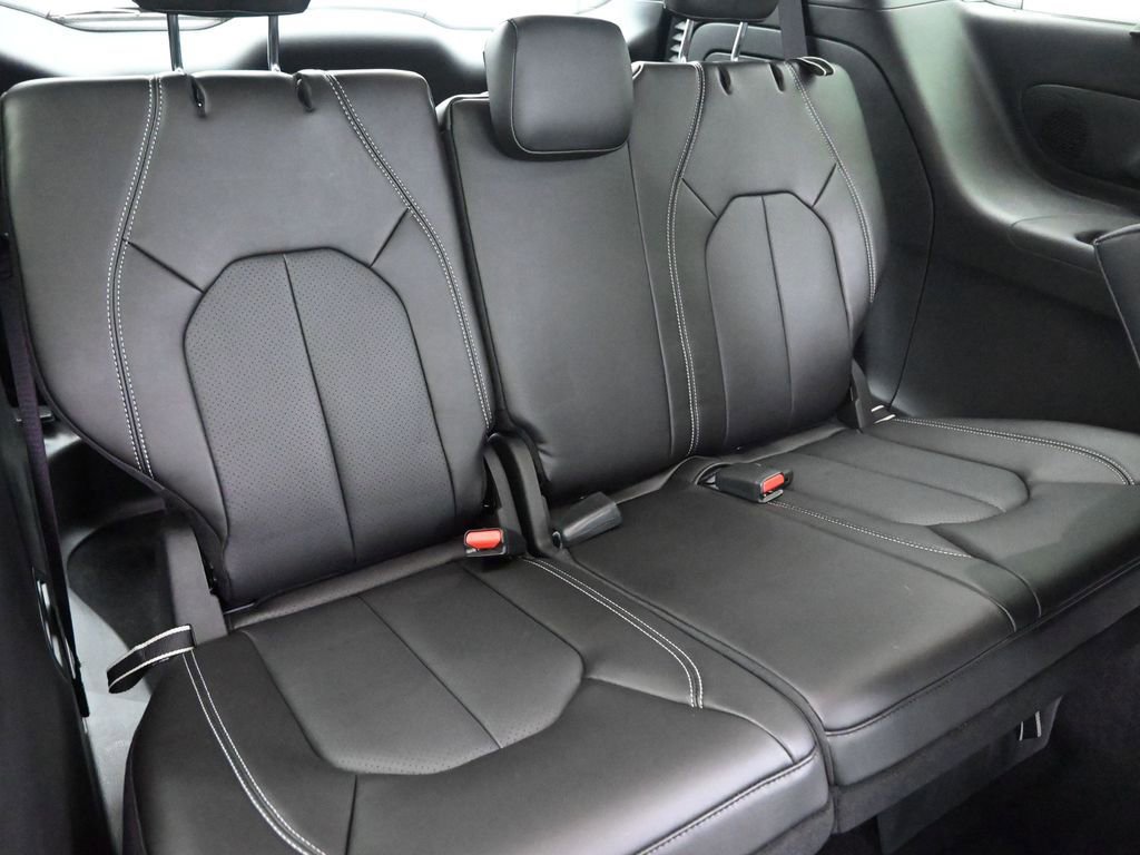 Used 2025 Chrysler Pacifica Select w/ Uconnect Theater Family Group image 16