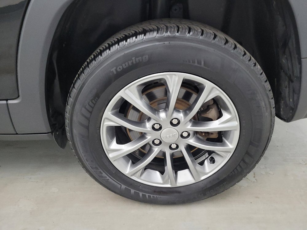 Used 2019 Jeep Cherokee Latitude Plus w/ Cold Weather Group AWD/4WD image 31