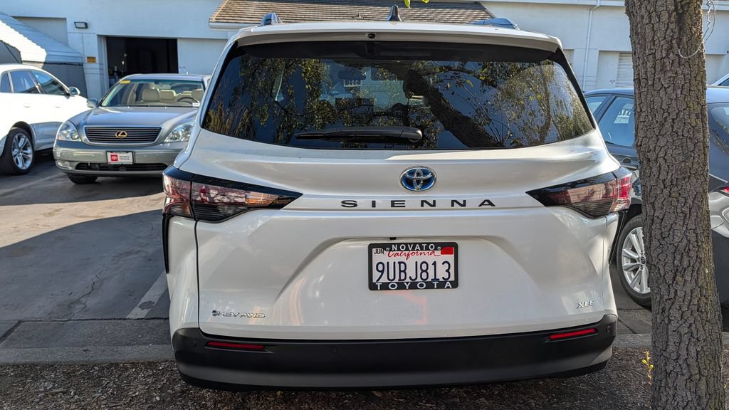 Used 2025 Toyota Sienna XLE w/ XLE Plus Package AWD/4WD image 4