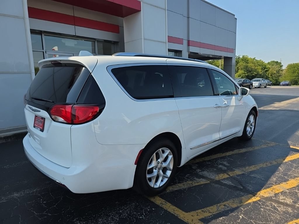 Used 2020 Chrysler Pacifica Touring-L FWD image 3