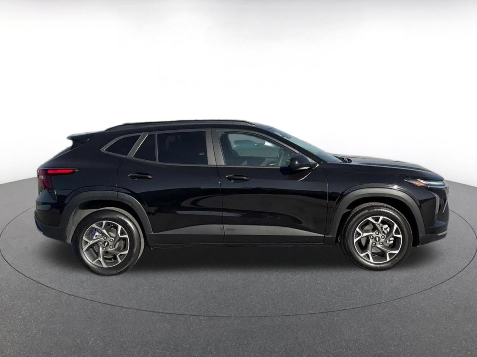 Used 2025 Chevrolet Trax LT FWD image 15