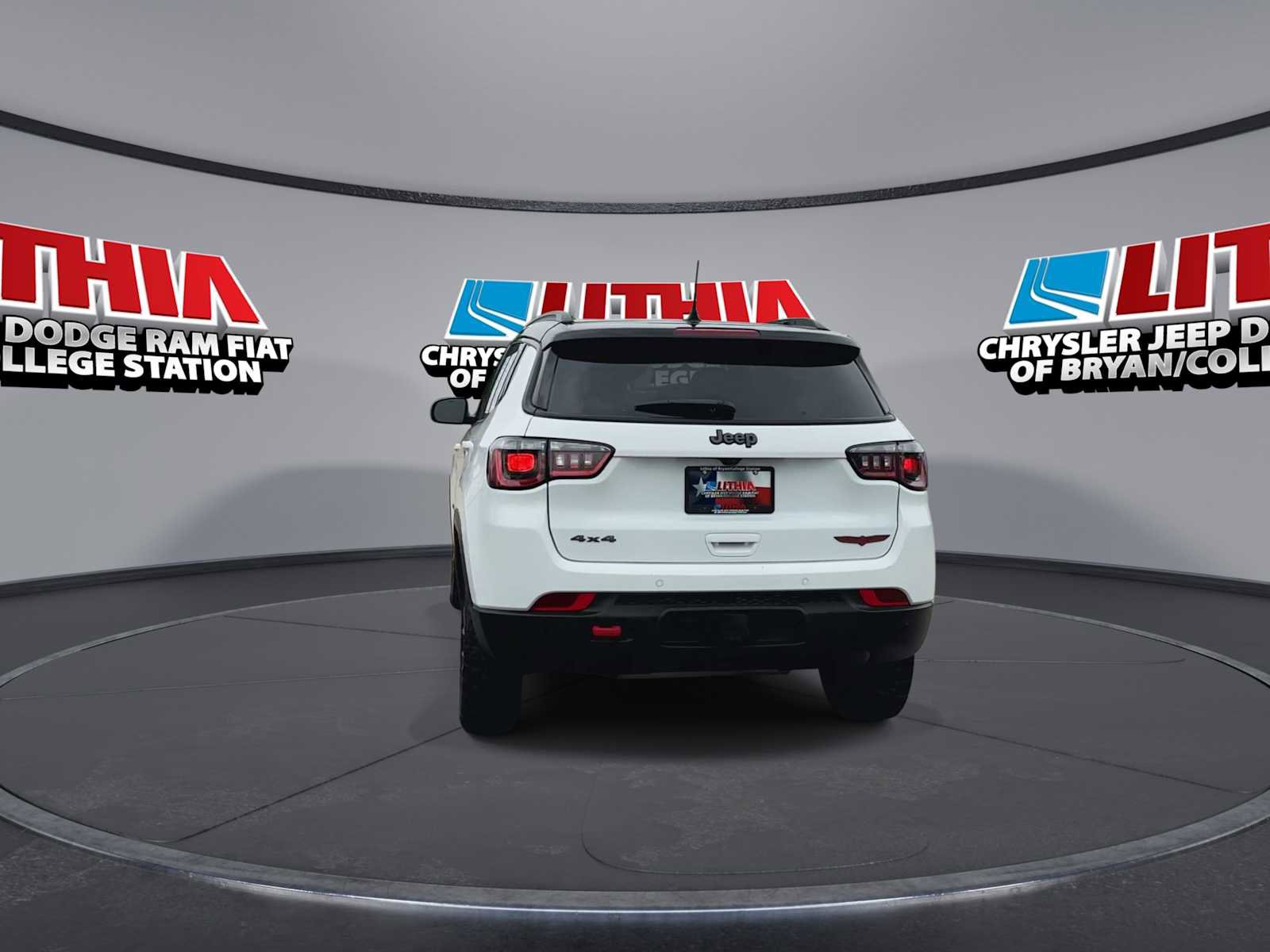 Used 2025 Jeep Compass Trailhawk w/ Trailer Tow Group AWD/4WD image 7