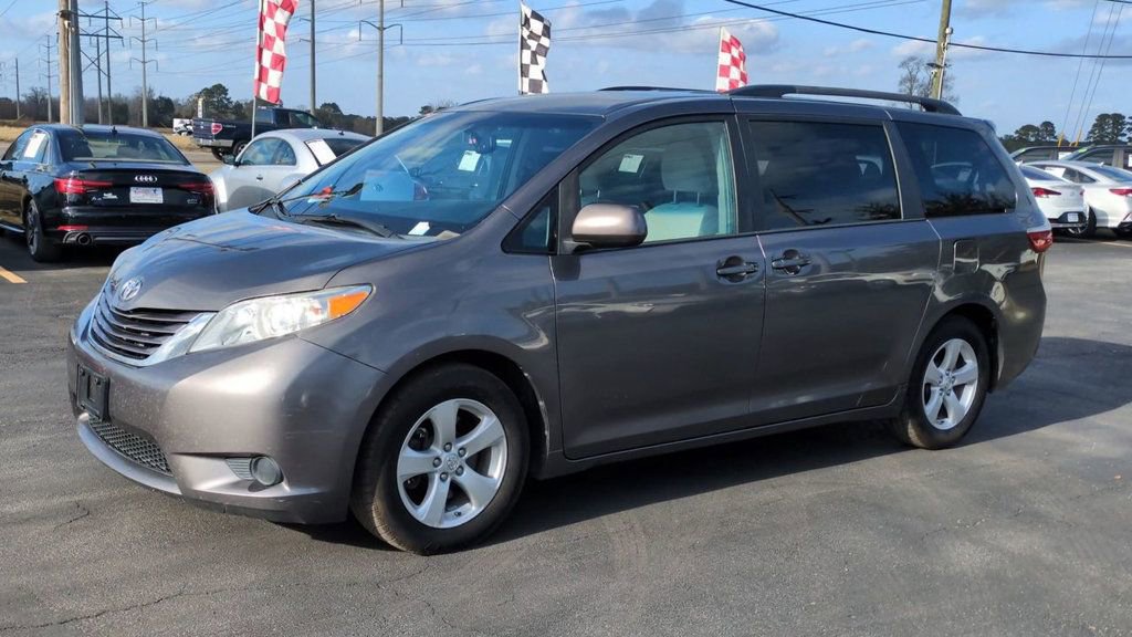 Used 2015 Toyota Sienna LE image 4