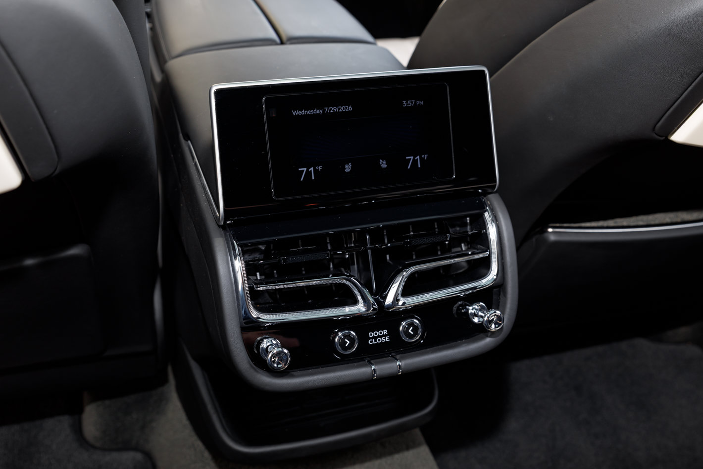 Used 2023 Bentley Bentayga Extended Wheelbase AWD/4WD image 31
