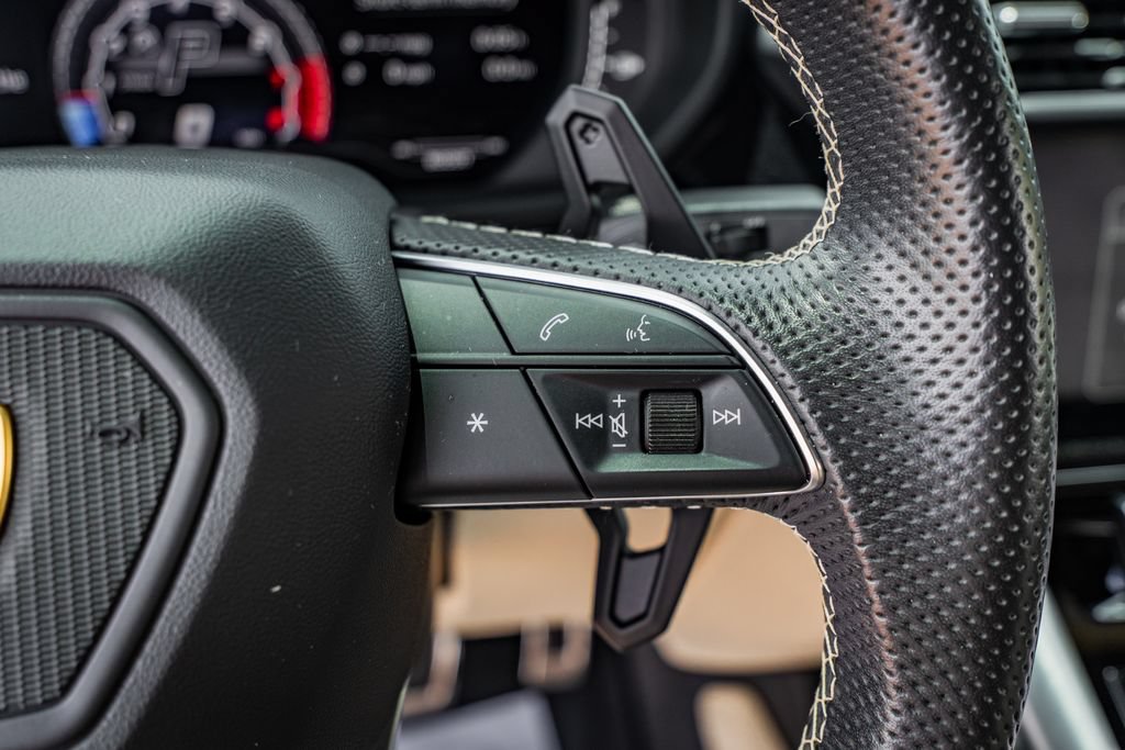 Used 2021 Lamborghini Urus AWD/4WD image 26