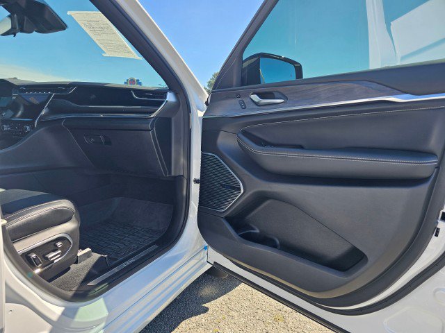 Certified 2023 Jeep Grand Cherokee Overland w/ Adv Protech Group III AWD/4WD image 12