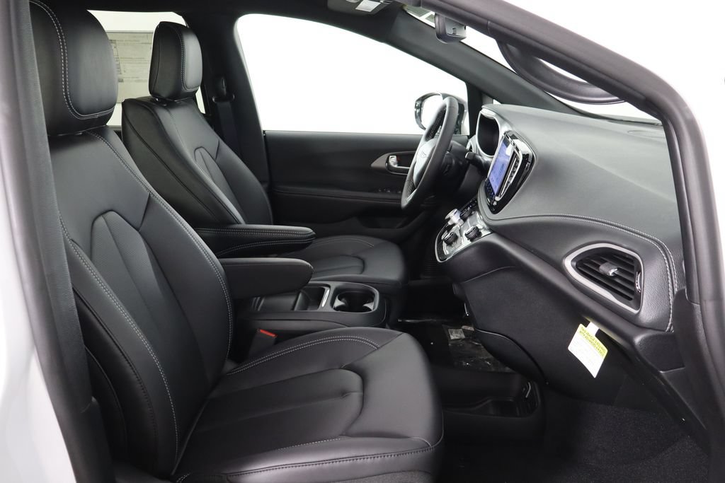 New 2027 Chrysler Pacifica Select FWD image 19