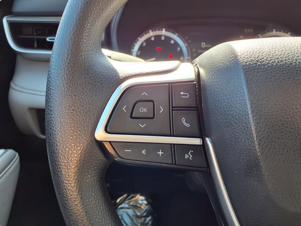 Used 2023 Toyota Highlander L image 13