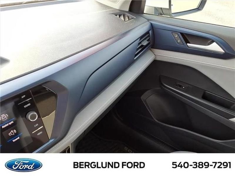 Used 2024 Volkswagen Taos SE image 30