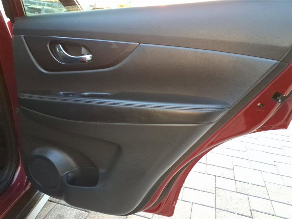 Used 2018 Nissan Rogue SV w/ Premium Package image 19