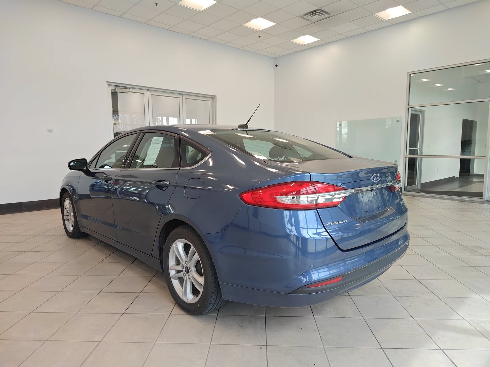 Used 2018 Ford Fusion SE w/ Fusion SE Technology Package FWD image 5