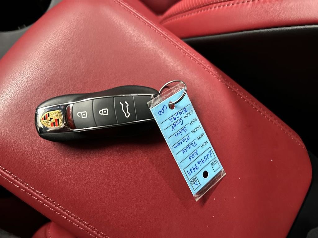 Certified 2025 Porsche Macan image 13