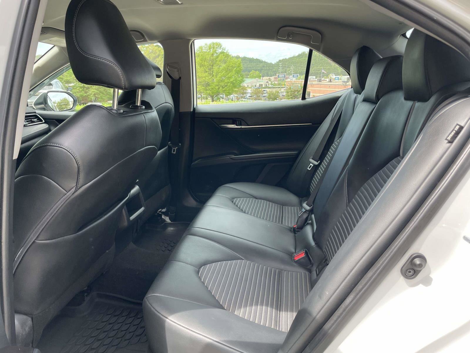 Used 2022 Toyota Camry SE image 3
