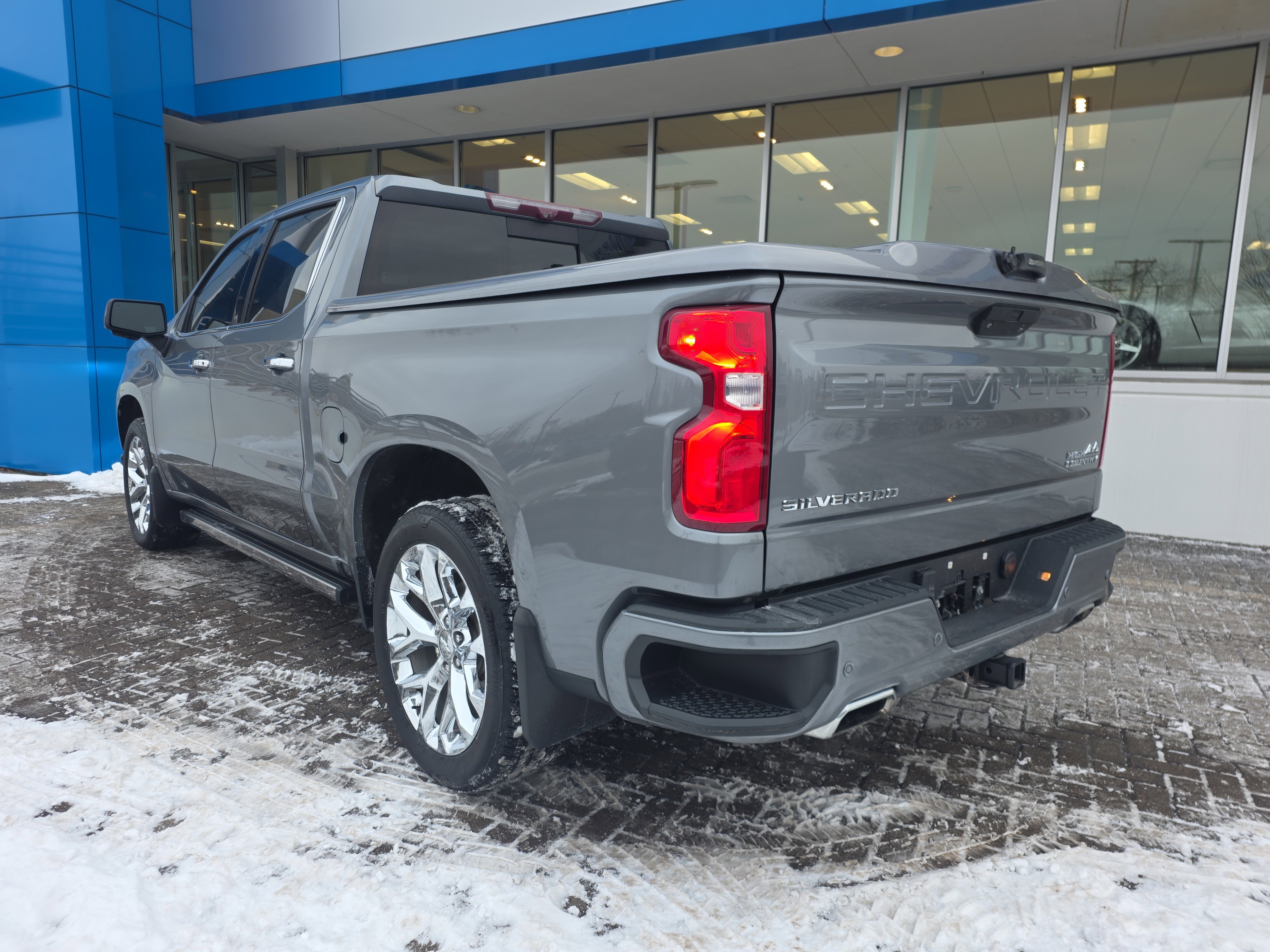 Used 2020 Chevrolet Silverado 1500 High Country w/ Technology Package image 3