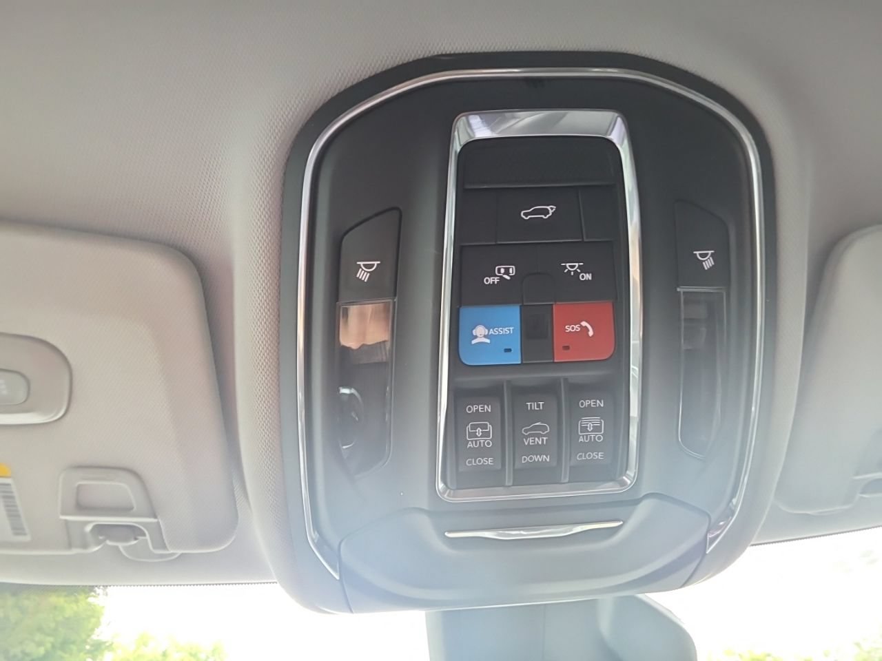 Used 2023 Jeep Grand Cherokee Limited w/ Luxury Tech Group II AWD/4WD image 24