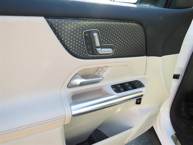 Used 2025 Mercedes-Benz GLA 250 4MATIC image 9