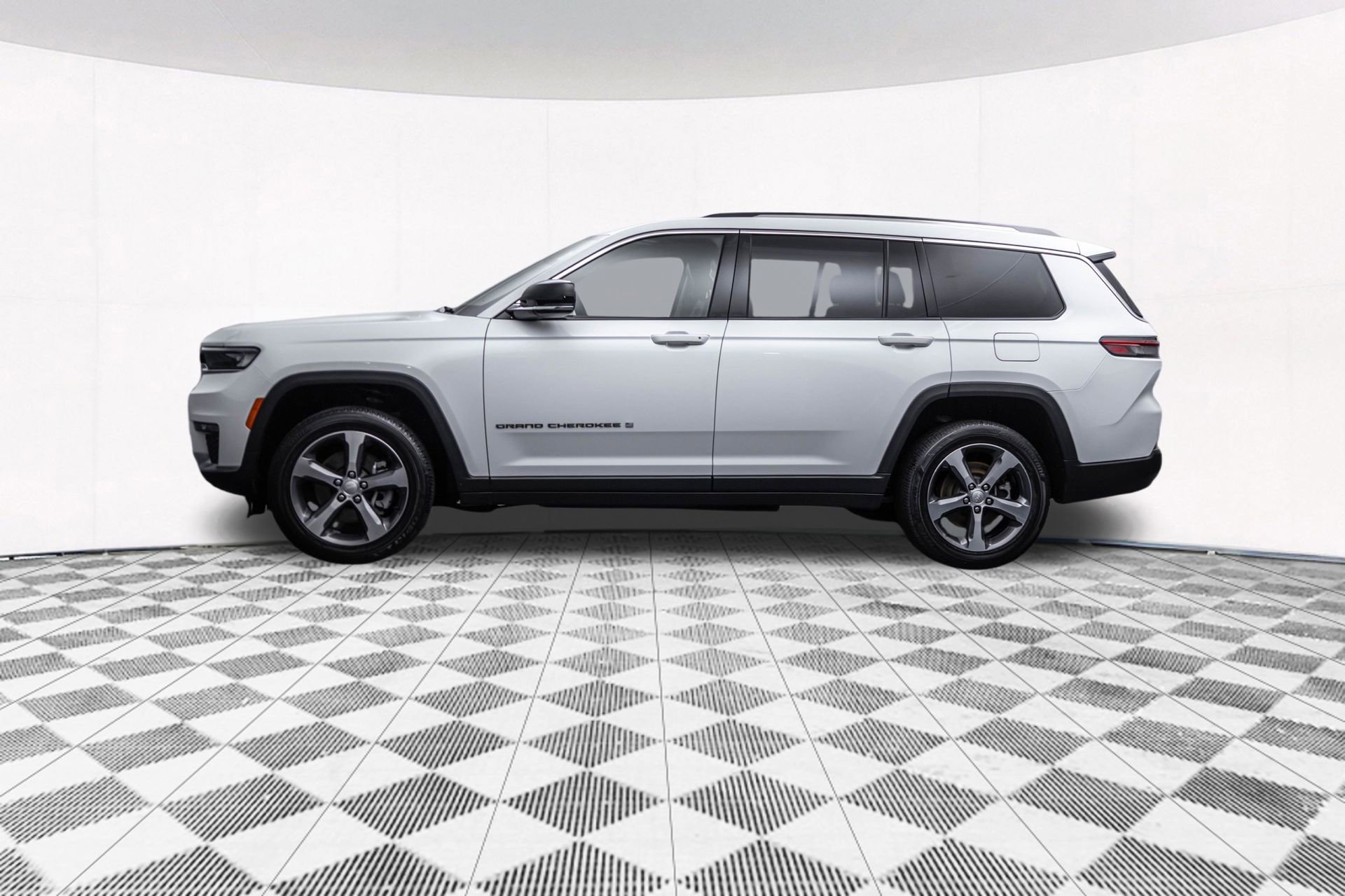 Used 2023 Jeep Grand Cherokee L Limited w/ Trailer Tow Group (B) AWD/4WD image 7
