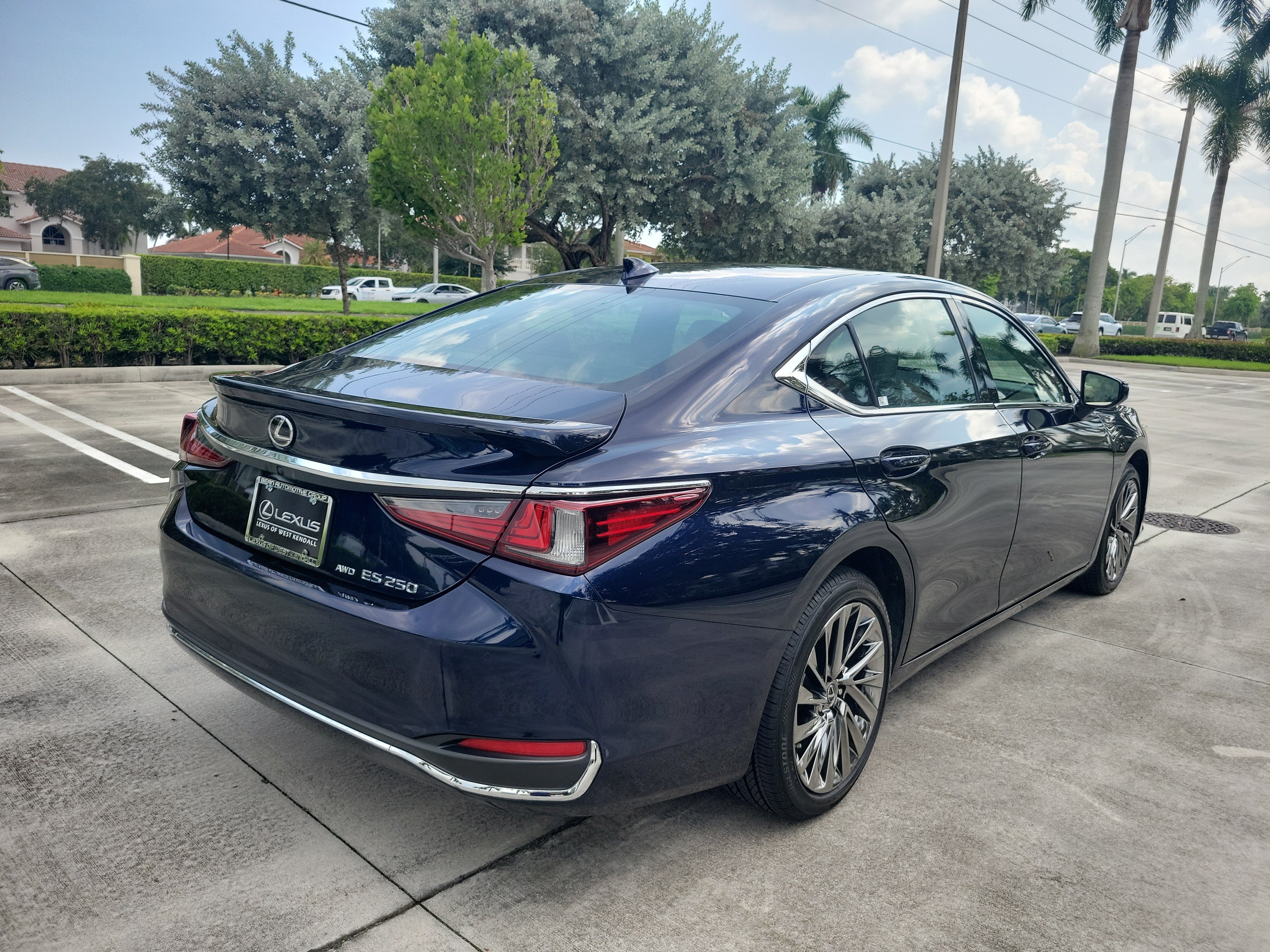 Used 2025 Lexus ES 250 w/ Luxury Package AWD/4WD image 8