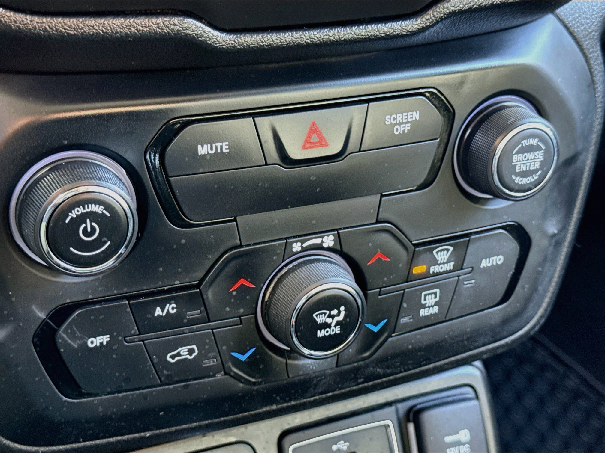 Used 2020 Jeep Renegade Latitude w/ Cold Weather Group AWD/4WD image 17