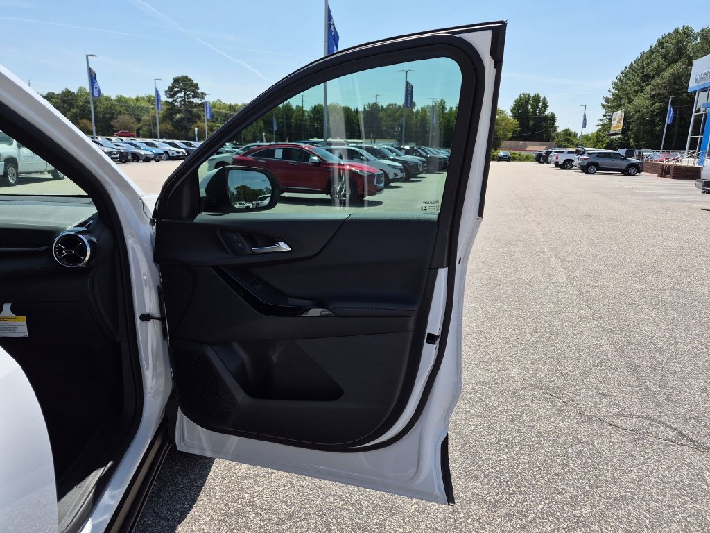 New 2027 Chevrolet Equinox LT w/ Safety and Technology Package FWD image 36