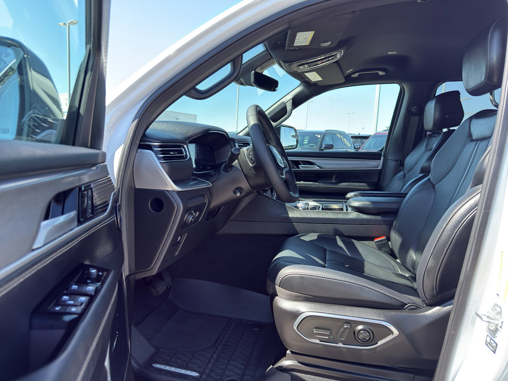 Used 2025 Jeep Wagoneer L Series II w/ Convenience Group I AWD/4WD image 9