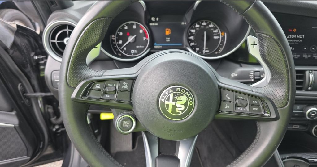 Used 2023 Alfa Romeo Giulia Veloce AWD/4WD image 3