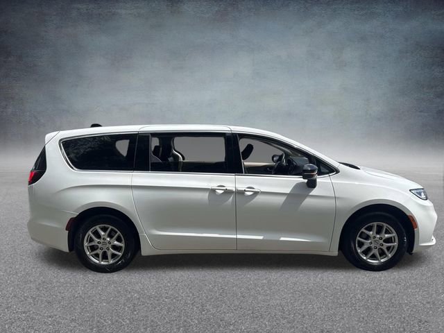 Used 2024 Chrysler Pacifica Touring-L FWD image 5