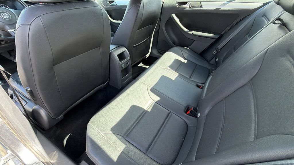 Used 2013 Volkswagen Jetta SE FWD image 23