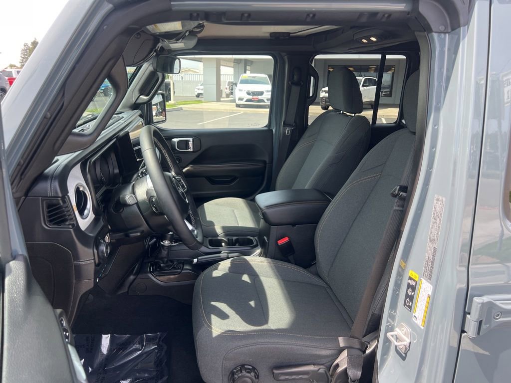 Used 2025 Jeep Wrangler Unlimited Sahara w/ Safety Group AWD/4WD image 27