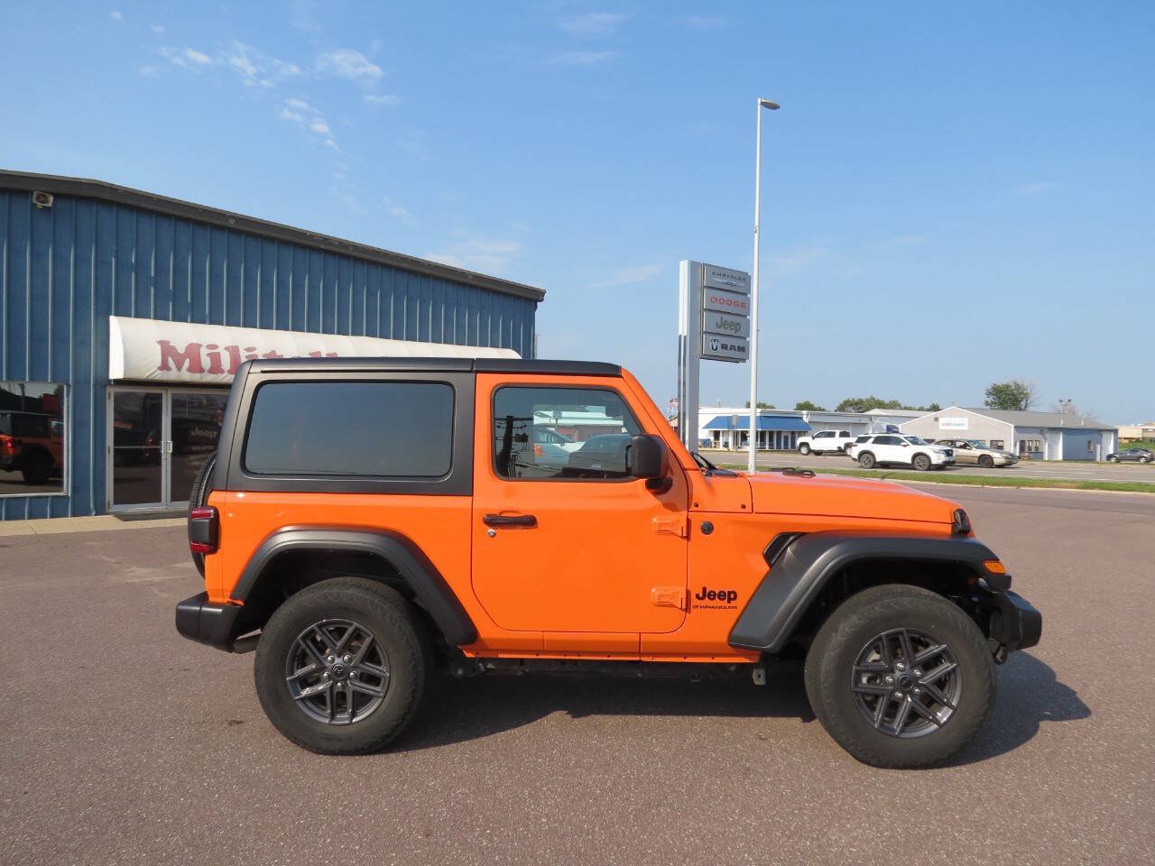 Used 2025 Jeep Wrangler Sport AWD/4WD image 1