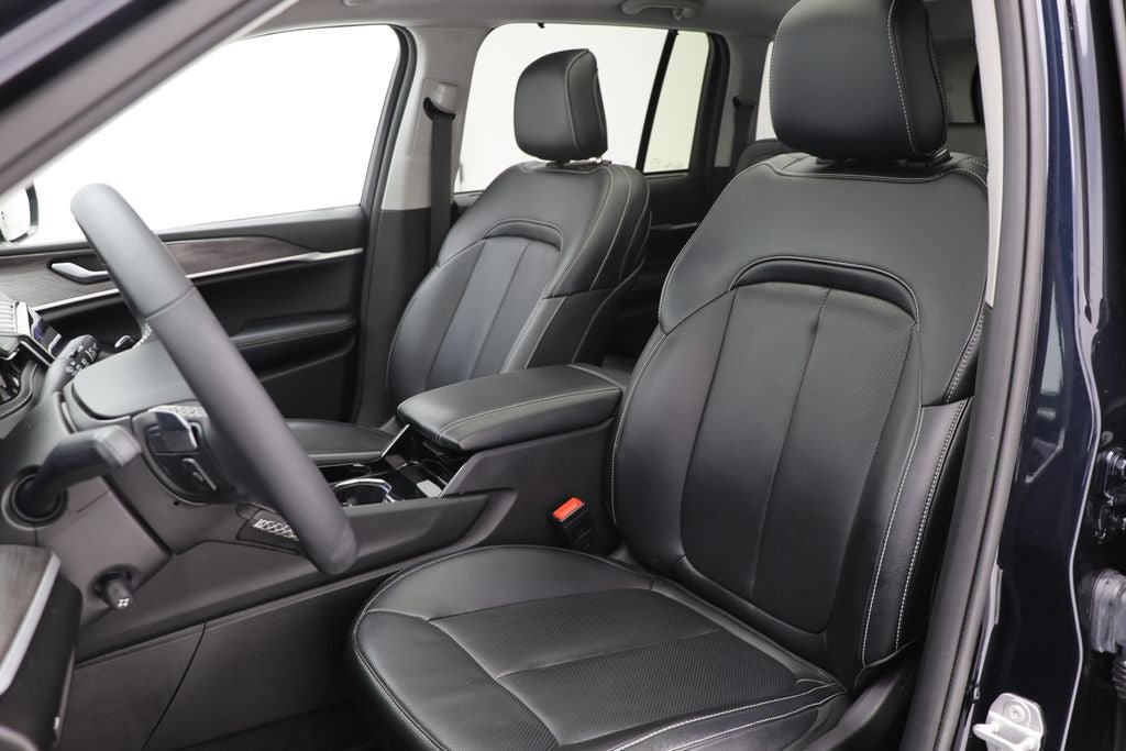 Used 2023 Jeep Grand Cherokee 4WD 4xe w/ Luxury Tech Group II image 16