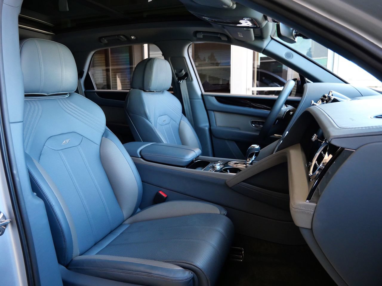 Used 2022 Bentley Bentayga AWD/4WD image 25