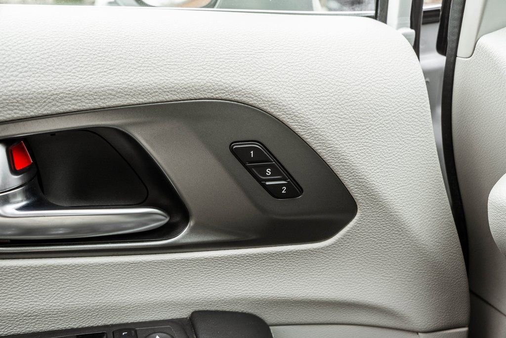 Used 2023 Chrysler Pacifica Touring-L FWD image 16