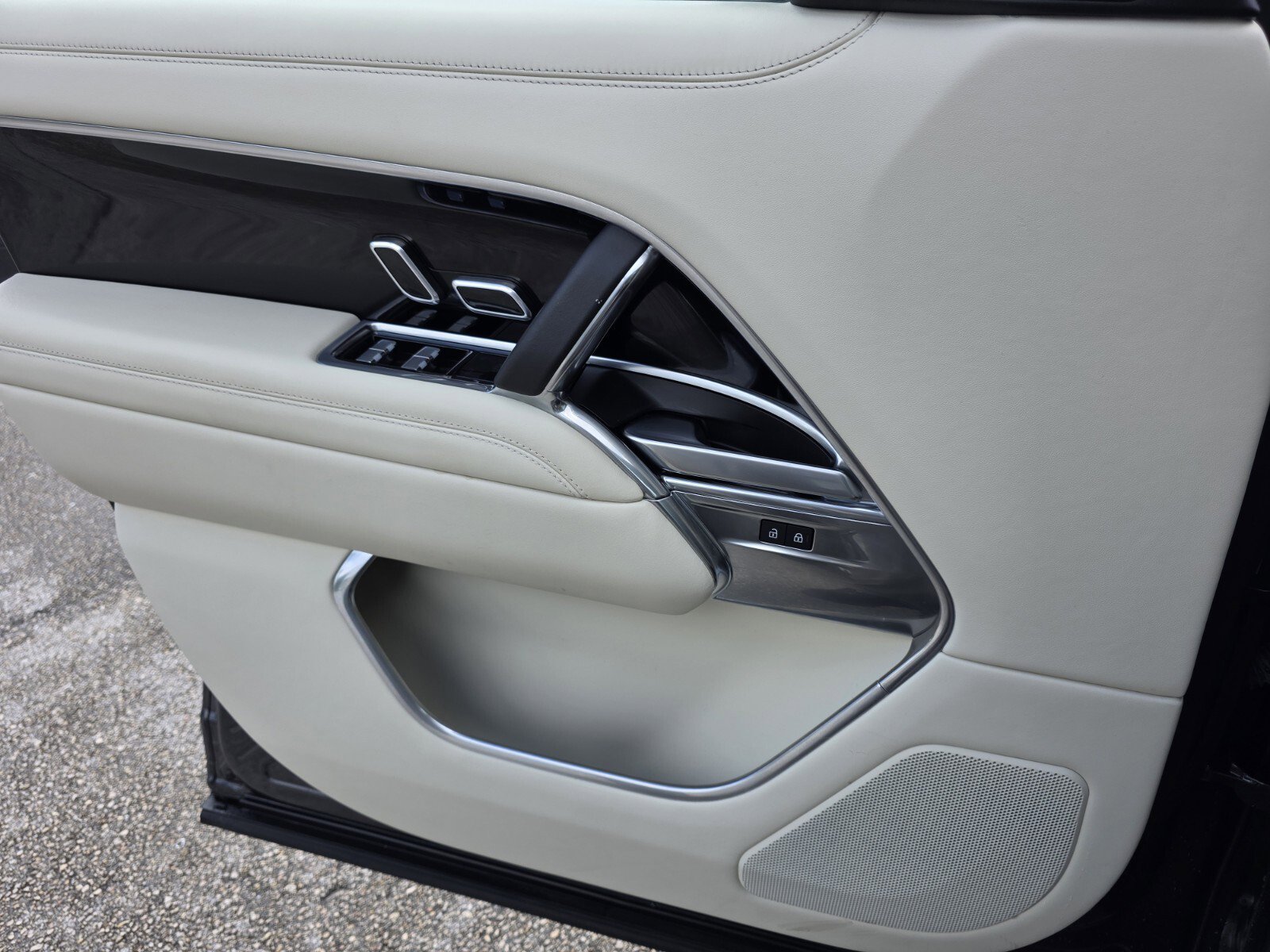 Certified 2025 Land Rover Range Rover SE image 22