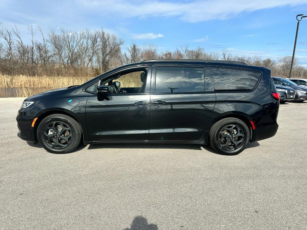 Used 2024 Chrysler Pacifica Premium image 2