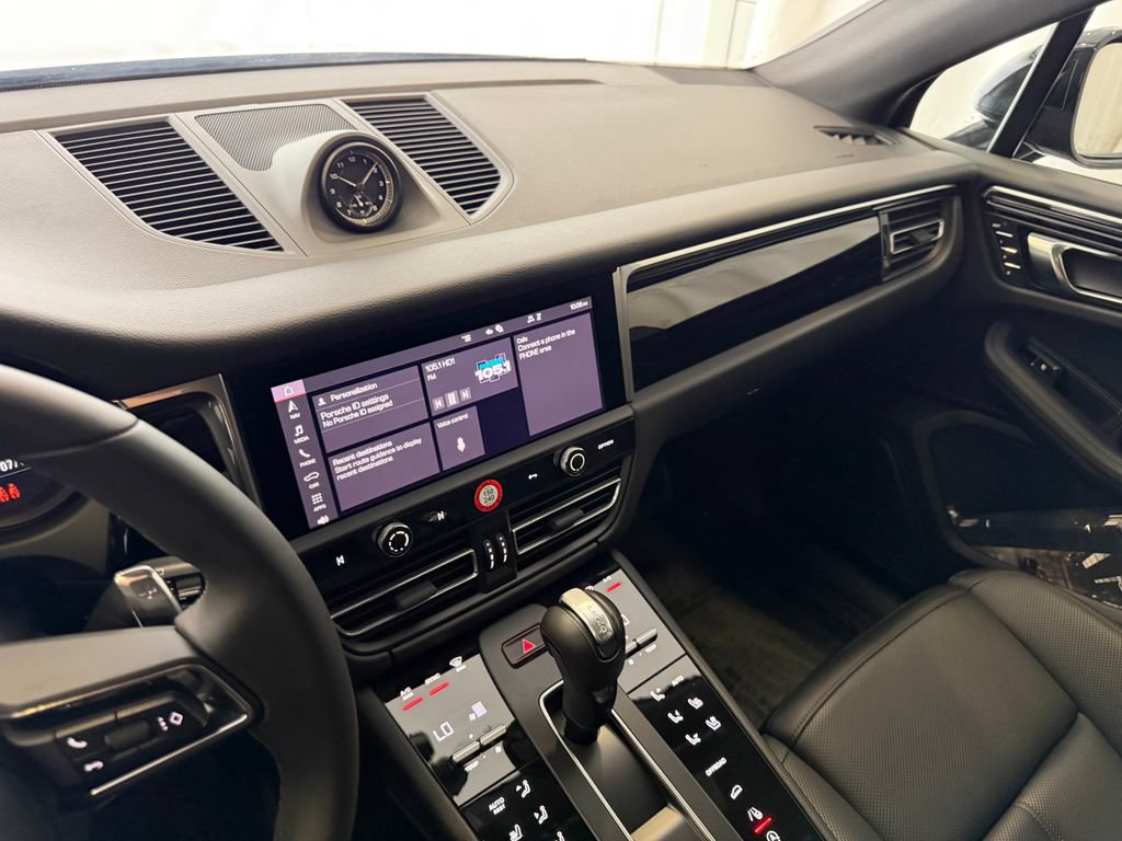 Certified 2026 Porsche Macan AWD/4WD image 18